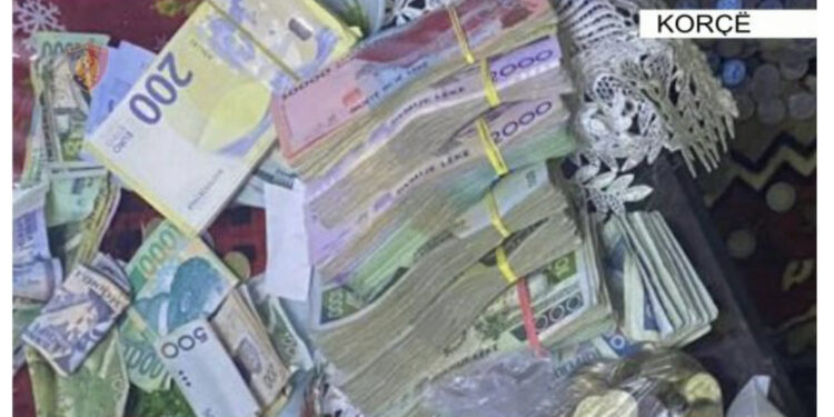 VIDEO/ Para të stivuara, drogë dhe persona të shtrirë në tokë. Publikohen pamjet e megaoperacionit me 23 të arrestuar në Korçë