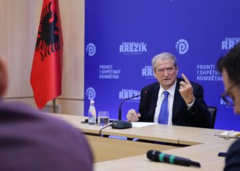 “U përsërit skenari i Klodian Rashës”, Berisha: Lear Kurtit i vendosën qesen me “të bardhë” në stomak