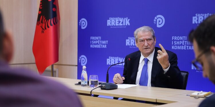 “U përsërit skenari i Klodian Rashës”, Berisha: Lear Kurtit i vendosën qesen me “të bardhë” në stomak