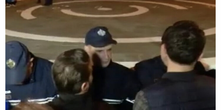 Qytetarët i hedhin domate godinës dhe miell ndaj policëve, “tensionohet” situata në protestën para Ministrisë