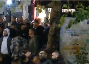 “Kë thërret kur Policia vret”, nis protesta e qytetarëve para Ministrisë së Brendshme për vdekjen e Lear Kurtit