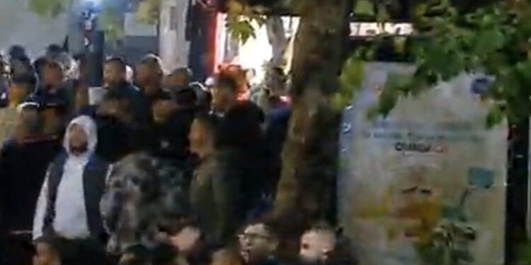 “Kë thërret kur Policia vret”, nis protesta e qytetarëve para Ministrisë së Brendshme për vdekjen e Lear Kurtit