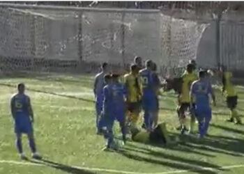 Hodhi gurë në fushë gjatë ndeshjes duke dëmtuar arbitrin, arrestohet ish-futbollisti i Delvinës