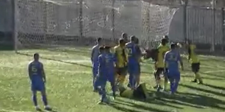 Hodhi gurë në fushë gjatë ndeshjes duke dëmtuar arbitrin, arrestohet ish-futbollisti i Delvinës