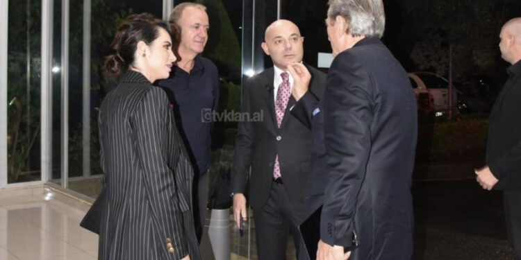 VIDEO/ Një vit më parë doli kundër tij, Grida Duma dhe Sali Berisha përballen “rastësisht” në hyrjen e televizionit dhe shtrëngojnë duart