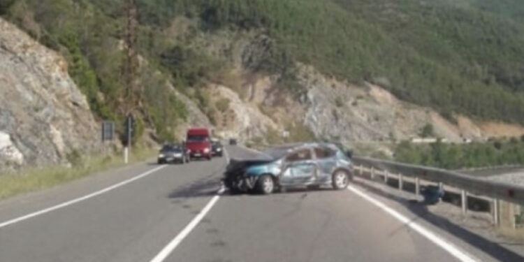 Makina del nga rruga në Qafë Thanë, plagosen 5 persona