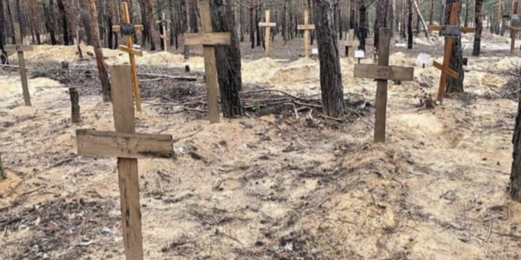 Gjendet varreza masive në Ukrainë, dyshohet se familje të tëra u vranë gjatë bombardimeve