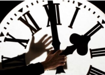 Zyrtarisht ora dimërore, akrepat shkojnë 60 minuta pas