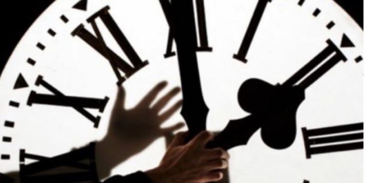 Zyrtarisht ora dimërore, akrepat shkojnë 60 minuta pas