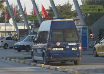 Ekstradohen tre shqiptarë në kërkim ndërkombëtar, mes tyre mjeku që kërkoi 2.000 euro nga familjari i të burgosurit