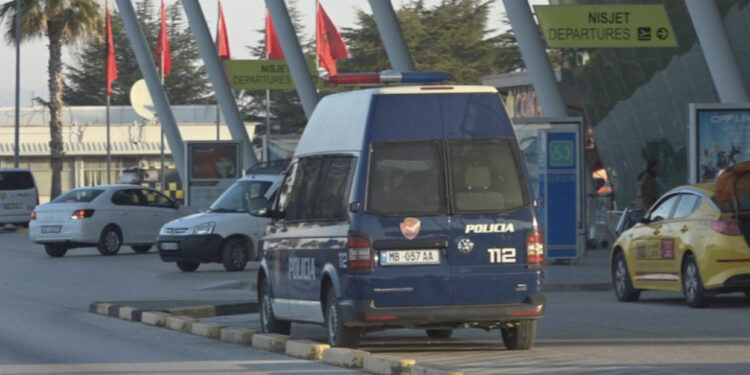 Ekstradohen tre shqiptarë në kërkim ndërkombëtar, mes tyre mjeku që kërkoi 2.000 euro nga familjari i të burgosurit