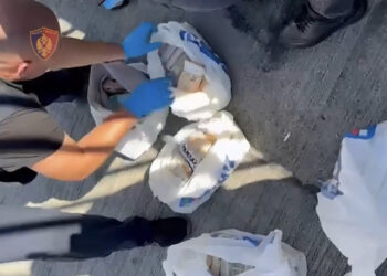 VIDEO/ Tre të arrestuar në Durrës, policia: U sekuestruan 522,000 euro të padeklaruara dhe mallra kontrabandë