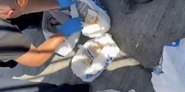 VIDEO/ Tre të arrestuar në Durrës, policia: U sekuestruan 522,000 euro të padeklaruara dhe mallra kontrabandë