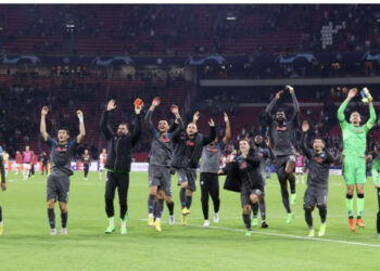 Spektakël në Evropë, Napoli vendos rekord të rrallë në Amsterdam