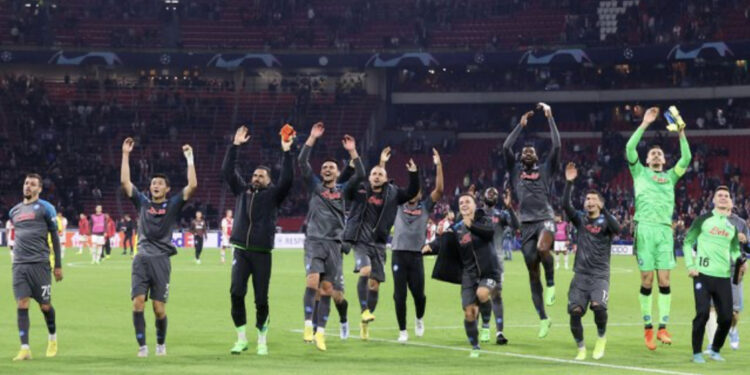 Spektakël në Evropë, Napoli vendos rekord të rrallë në Amsterdam