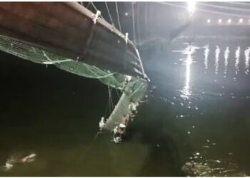 Horror në Indi, qindra njerëz bien në lumë nga shembja e urës, të paktën 32 të vdekur