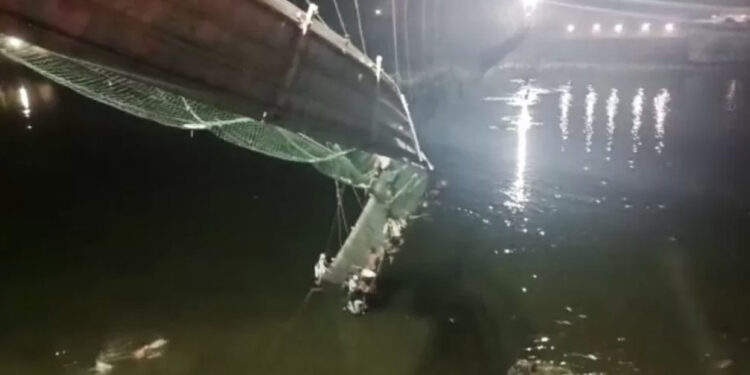 Horror në Indi, qindra njerëz bien në lumë nga shembja e urës, të paktën 32 të vdekur