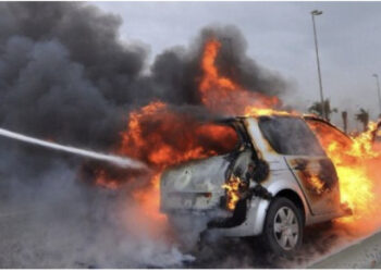 Digjet makina e parkuar në Sarandë, flakët rrezikojnë dhe mjetin ngjitur