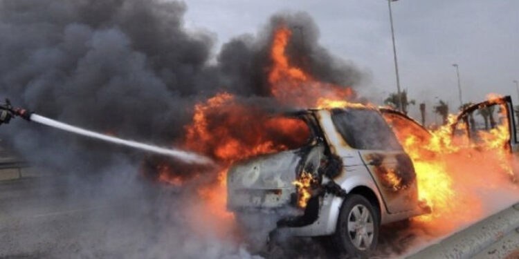 Digjet makina e parkuar në Sarandë, flakët rrezikojnë dhe mjetin ngjitur