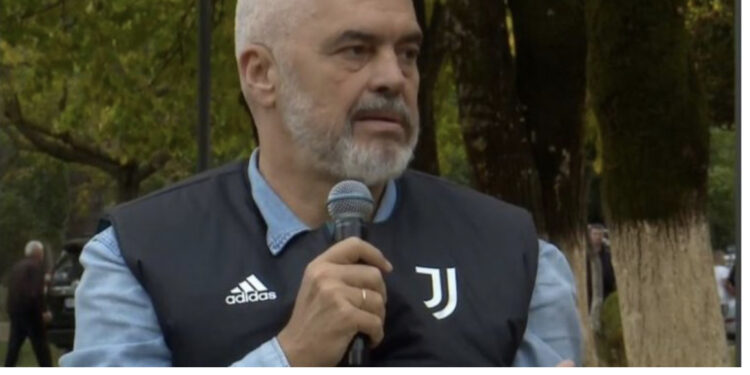 Rama jep leksione për të rinjtë në Burrel: Punoni online, nuk keni nevojë të ikni nga shtëpia