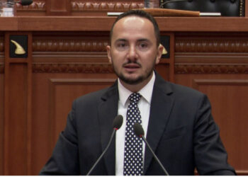 “E keni lajmëruar Ervis Martinaj 5 minuta para se të shkonte policia në hotel”, Salianji akuza të forta në parlament: Ju kanë ikur persona me rekordet më të tmerrshme