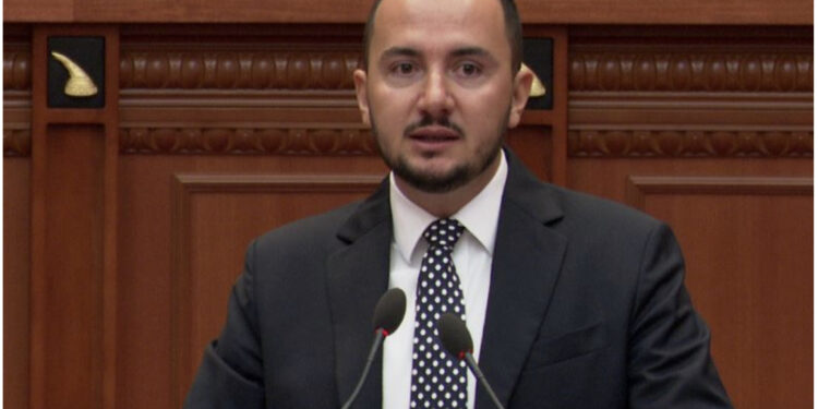 “E keni lajmëruar Ervis Martinaj 5 minuta para se të shkonte policia në hotel”, Salianji akuza të forta në parlament: Ju kanë ikur persona me rekordet më të tmerrshme