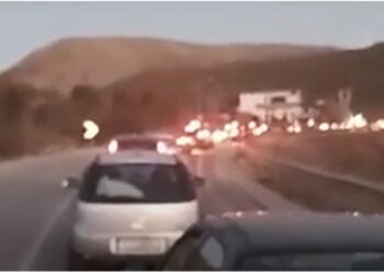 VIDEO/ “Kaos” në Kapshticë, krijohen radhë të gjata automjetesh