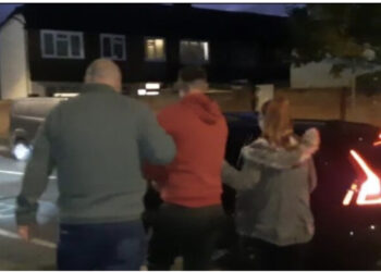 Qindra njerëz me gomone drejt Anglisë, arrestohet trafikanti shqiptar në Londër