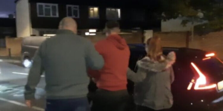 Qindra njerëz me gomone drejt Anglisë, arrestohet trafikanti shqiptar në Londër