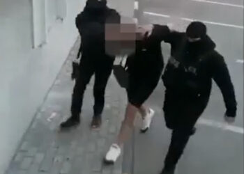 EMRAT/ Nga Vlora në Tiranë me armën e mbushur me fishekë, arrestohet 21 vjeçari, vihet në pranga edhe shkoku i tij