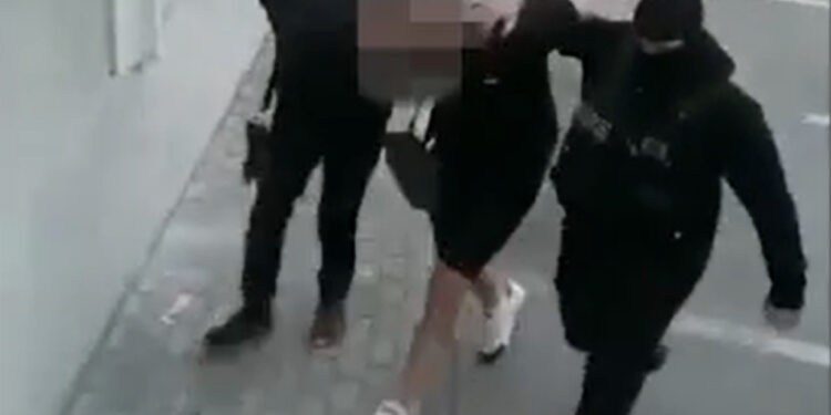 EMRAT/ Nga Vlora në Tiranë me armën e mbushur me fishekë, arrestohet 21 vjeçari, vihet në pranga edhe shkoku i tij