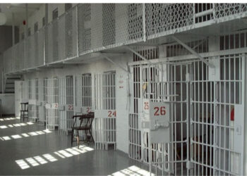 “Na hedhin ujë dhe plehra nga sipër”, 22 të burgosurit në Elbasan i dërgojnë letër Sali Berishës