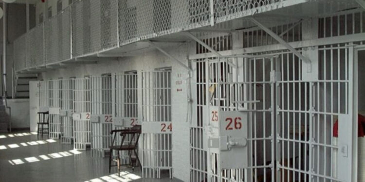 “Na hedhin ujë dhe plehra nga sipër”, 22 të burgosurit në Elbasan i dërgojnë letër Sali Berishës