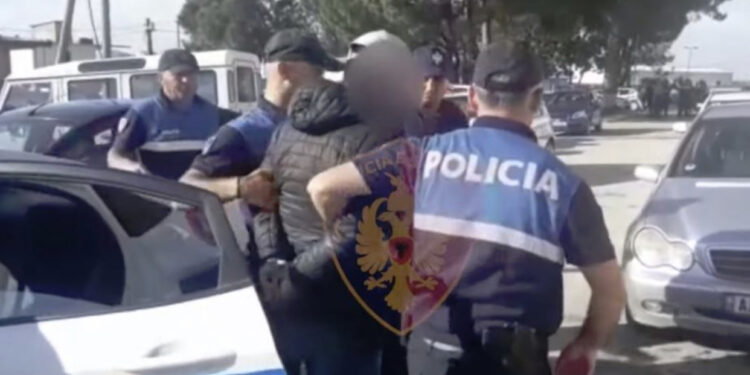 Dhunoi të fejuarën, arrestohet finlandezi në Sarandë