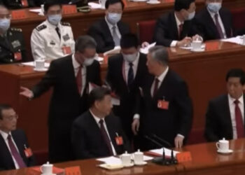 Momenti “dramatik” në Kongresin e Partisë Komuniste, stjuardët largojnë ish-presidentin e Kinës