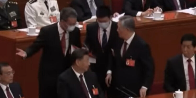 Momenti “dramatik” në Kongresin e Partisë Komuniste, stjuardët largojnë ish-presidentin e Kinës