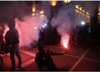 FOTO/ Protestuesit ndezin flakadanë para Ministrisë sëë Brendshme, mbajnë 1 minutë heshtje për Learin