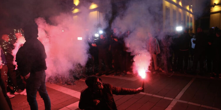 FOTO/ Protestuesit ndezin flakadanë para Ministrisë sëë Brendshme, mbajnë 1 minutë heshtje për Learin