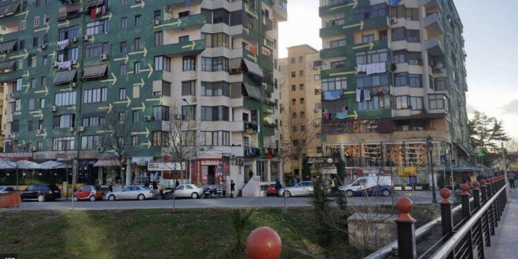 Aksident i rëndë te “Pallati me Shigjeta”, i riu me motor përplaset për vdekje