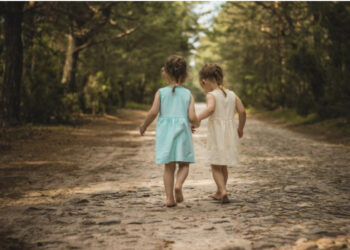 Studimi: Ata që rriten me një motër bëhen njerëz më të mirë