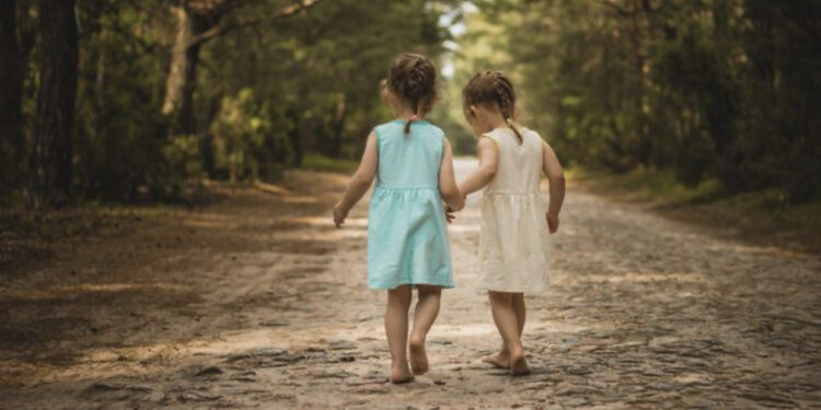 Studimi: Ata që rriten me një motër bëhen njerëz më të mirë