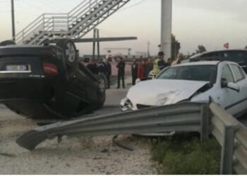 Aksident i rëndë Fier-Lushnjë, Mercedesi kthehet përmbys në mes të autostradës