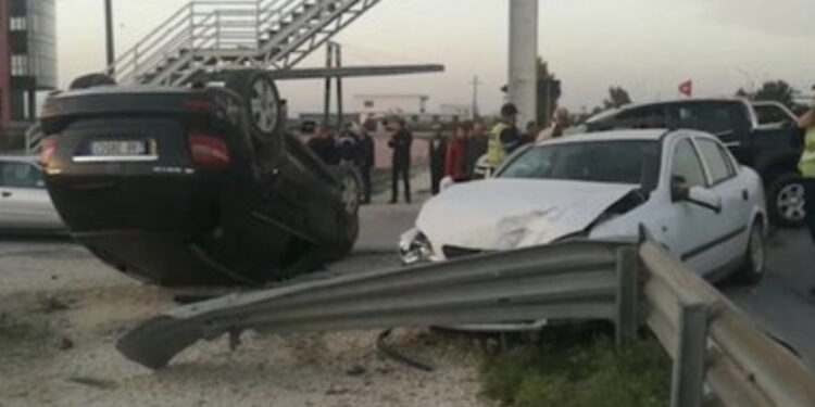 Aksident i rëndë Fier-Lushnjë, Mercedesi kthehet përmbys në mes të autostradës