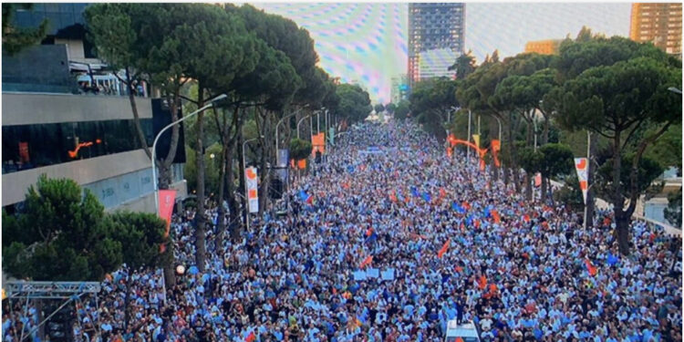 Protestat masive, Berisha sot takim me krerët e degëve të Tiranës
