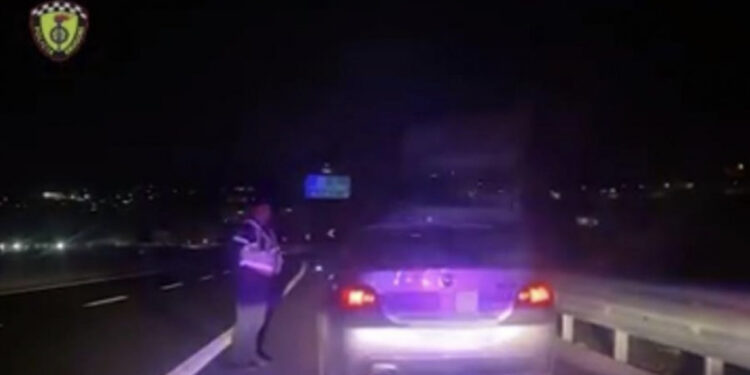 I droguar në timon dhe me 190 km në orë, arrestohet 25-vjeçari