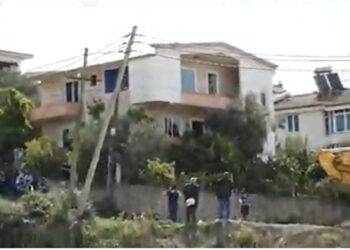 Tensione në Shkozë, familja ngujohet në vilën dykatëshe, IKMT shkon për të shembur ndërtesën