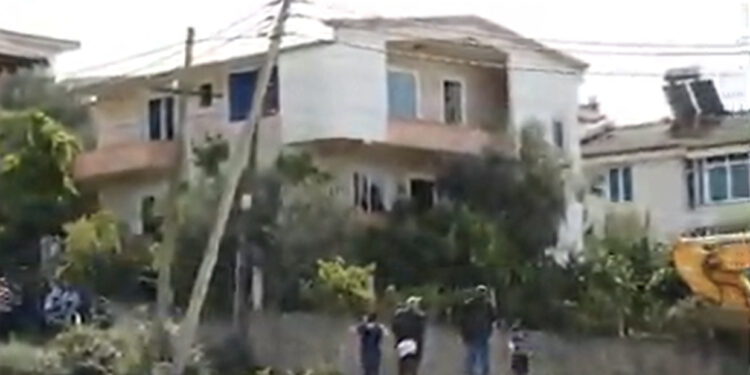 Tensione në Shkozë, familja ngujohet në vilën dykatëshe, IKMT shkon për të shembur ndërtesën