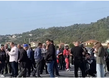 Projekti i rrugës Thumanë-Kashar-Fier, banorët e Bërxullës në protestë: Të na dëmshpërblejnë me çmimin e tregut