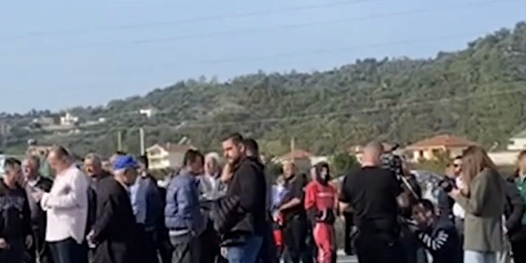 Projekti i rrugës Thumanë-Kashar-Fier, banorët e Bërxullës në protestë: Të na dëmshpërblejnë me çmimin e tregut