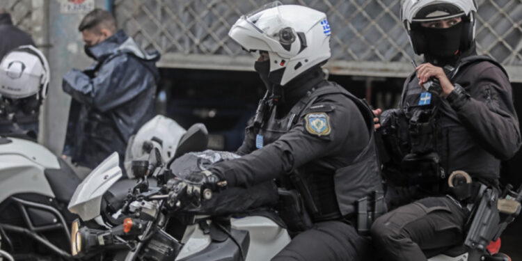 E RËNDË/ Vëllezërit shqiptarë në Greqi masakrojnë me sëpatë 53-vjeçarin, i plagosin djalin